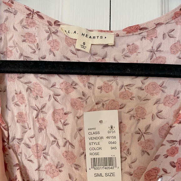 Flowy Button-Front Crop Top - Picture 3 of 4